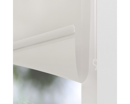 Detailní pohled na bílou roletu s řetízkovým ovládáním pro dekoraci oken