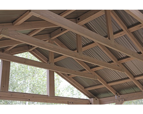 Detail dřevěné konstrukce a kovové střechy altánu