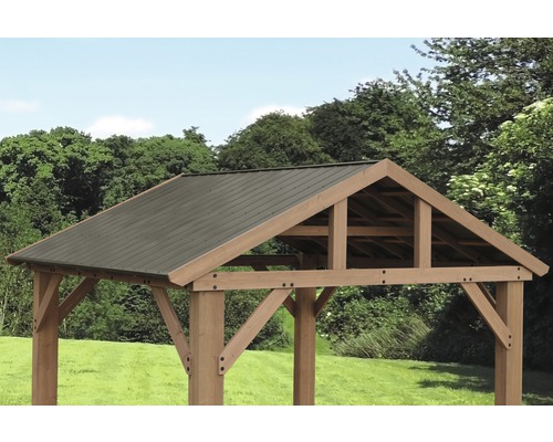 Detailní pohled na zahradní altán s kovovou střechou a dřevěným rámem