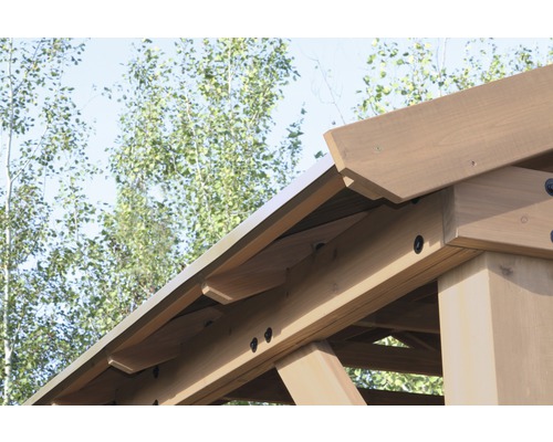 Detailní pohled na dřevěný altán se střešní konstrukcí a šroubovými spoji