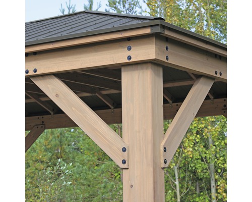 Detail dřevěného altánu s kovovou střechou