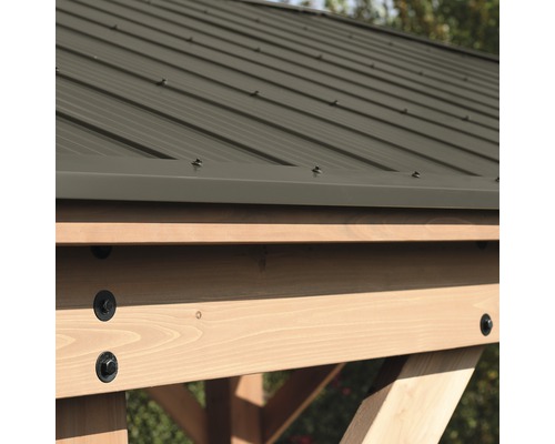 Detailní pohled na zahradní altán s kovovou střechou a dřevěnou konstrukcí