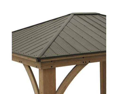 Detail kovové střechy altánu na dřevěném rámu