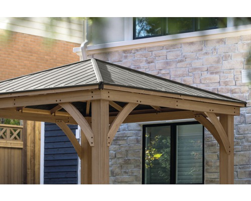 Detailní pohled na altán s kovovou střechou a dřevěnou konstrukcí.