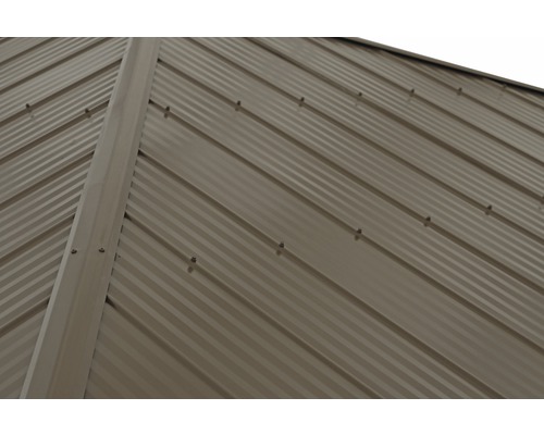 Detail střešní konstrukce z kovových panelů