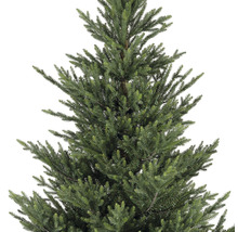 Detail umělého vánočního stromku se zelenými jehličkami.