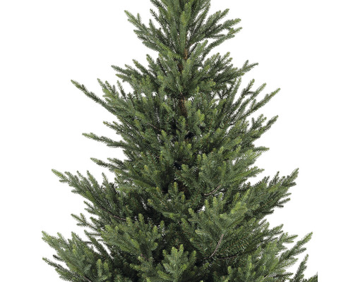 Detail umělého vánočního stromku se zelenými jehličkami.