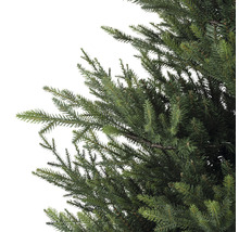 Detailní záběr umělého vánočního stromku se zeleným jehličím