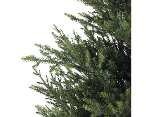 Detailní záběr umělého vánočního stromku se zeleným jehličím