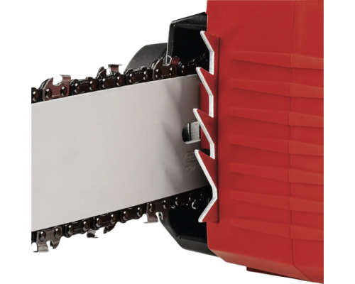 Detailní pohled na řetězovou pilu s lištou a řetězem