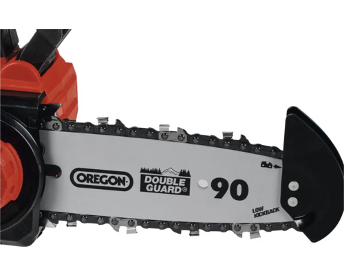 Detailní záběr řetězové pily s řetězem Oregon a Double Guard