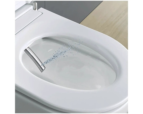 Bíly bidet s čisticí funkcí a výsuvným sprchovacím ramenem.