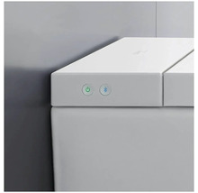 Detail sprchovacího WC s ovládacími prvky napájení a Bluetooth