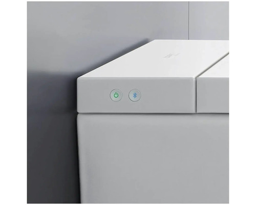 Detail sprchovacího WC s ovládacími prvky napájení a Bluetooth