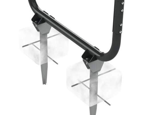 Detailní pohled na rotační kypřič s hroty a rámem.