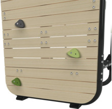 Dřevěná lezecká stěna s lezeckými chyty