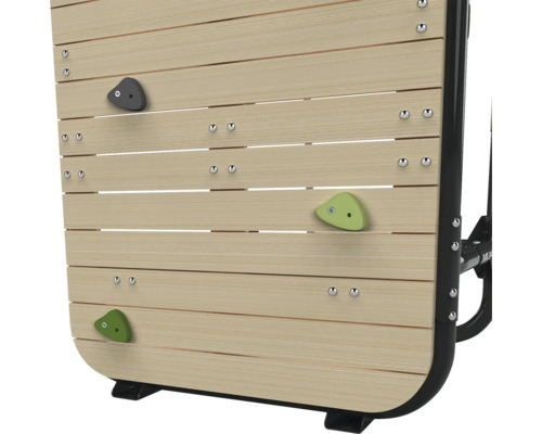 Dřevěná lezecká stěna s lezeckými chyty