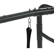 Detailní záběr černé hrazdy s karabinou a smyčkou