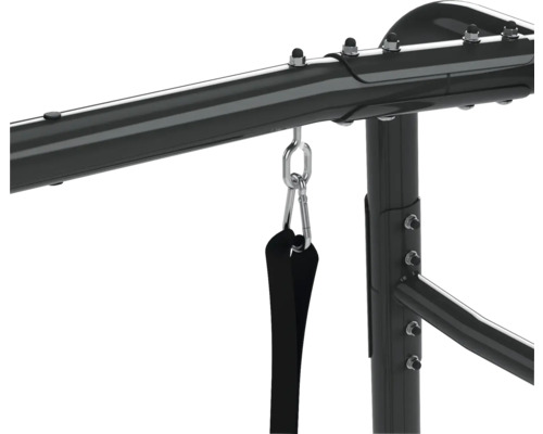 Detailní záběr černé hrazdy s karabinou a smyčkou