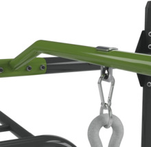 Detailní záběr žebřin s hrazdou a karabinou