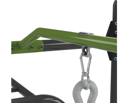 Detailní záběr žebřin s hrazdou a karabinou