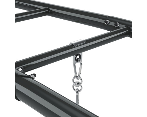 Detailní pohled na rám trampolíny s pružinami pro upevnění skákací plachty.