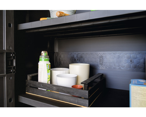 Zahradní nářadí a květináče na polici v zahradní skříni