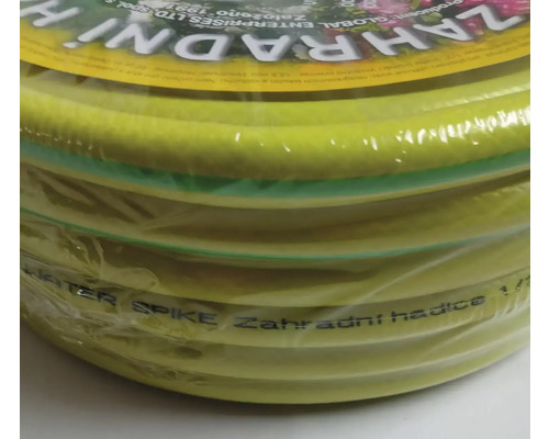 Žlutá zahradní hadice stočená