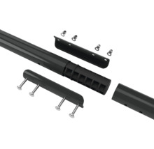 Detailní záběr sloupku plotu s montážními díly