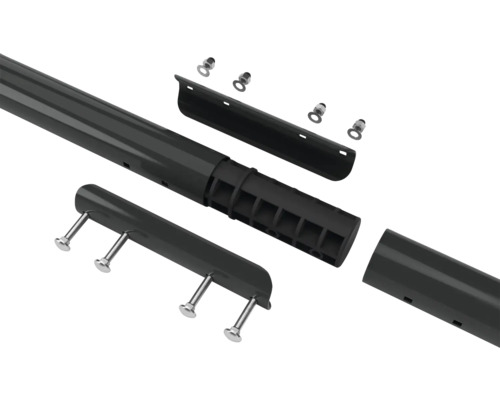 Detailní záběr sloupku plotu s montážními díly