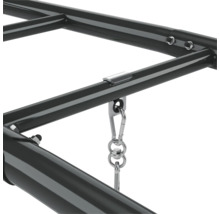 Detail kovového rámu se závěsným mechanismem pro houpačku