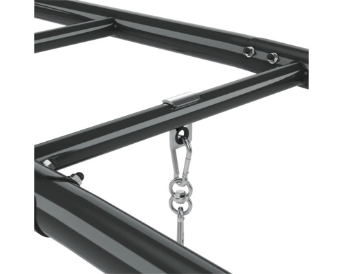 Detail kovového rámu se závěsným mechanismem pro houpačku