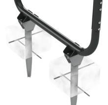 Detailní pohled na zemní kotvu pro hrací zařízení