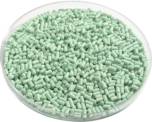 Zelené kuličky hnojiva v průhledné misce