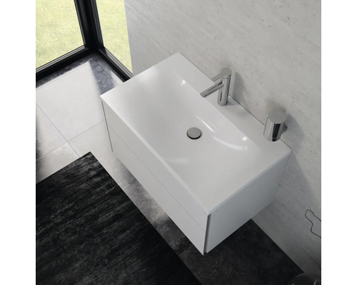 Moderní koupelna s bílým umyvadlem, baterií a úložným prostorem