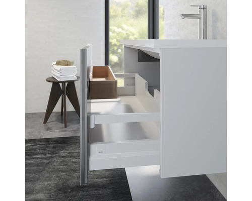 Koupelna s otevřenou spodní skříňkou a zásuvkami