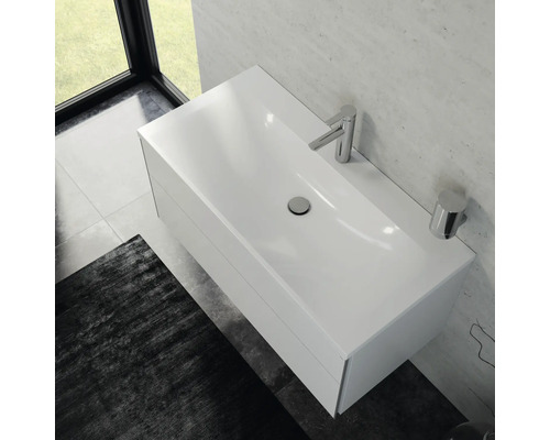 Umyvadlo se skříňkou, baterií a poličkou v koupelně