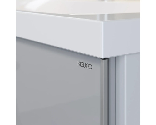 Detail koupelnového nábytku s logem Keuco.