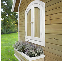Detailní pohled na dřevěný domeček na hraní s oknem a truhlíkem