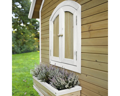 Detailní pohled na dřevěný domeček na hraní s oknem a truhlíkem