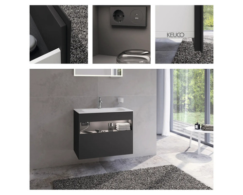 Moderní koupelna s šedou skříňkou pod umyvadlo, umyvadlem, zrcadlem a policí s ručníky