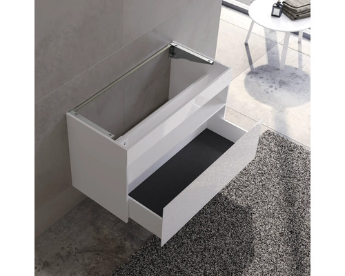 Bílá skříňka pod umyvadlo s otevřenou zásuvkou a montáží na stěnu