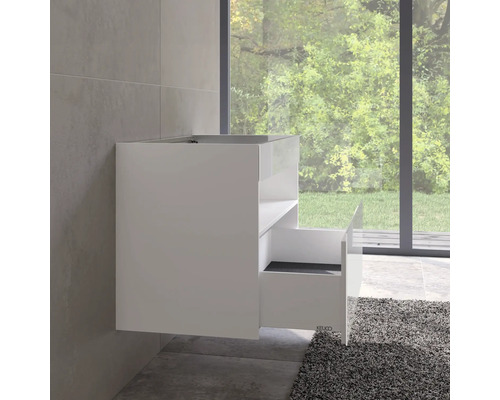 Skříňka pod umyvadlo s otevřenou zásuvkou v koupelně