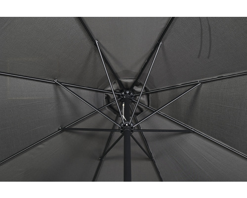 Pohled zespodu na slunečník s kovovým rámem