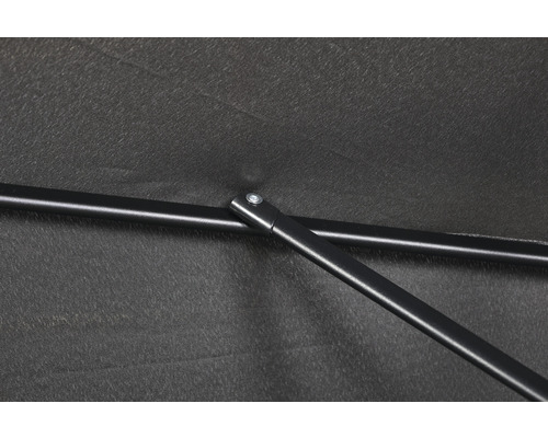 Detailní pohled na slunečník s kovovým rámem