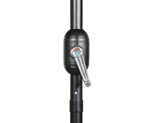 Detailní záběr stojanu slunečníku s klikovým mechanismem