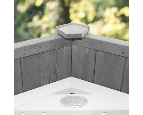 Detailní pohled na dřevěný domeček na hraní s logem AXI by PARADISO