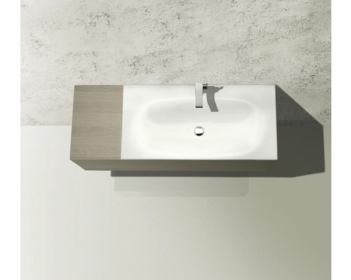 Pohled shora na umyvadlo s baterií a dřevěnou odkládací plochou