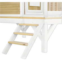 Detailní pohled na hrací domek s dřevěnými schůdky