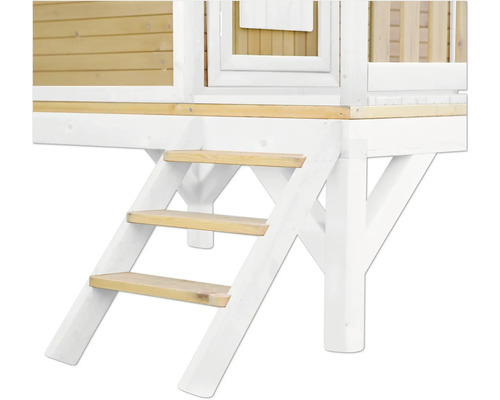 Detailní pohled na hrací domek s dřevěnými schůdky